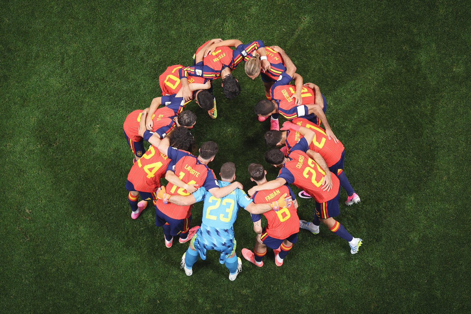 España, juntándose antes del partido ante Cabo Verde. Imagen:/@SEFutbol