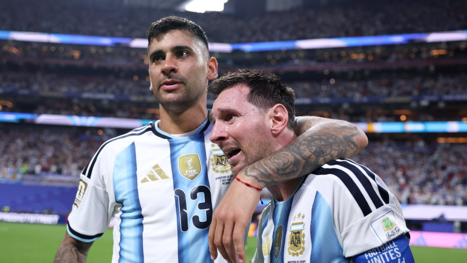 Messi y Romero emocionados después de remontar frente a Egipto. Vía: X/@Argentina
