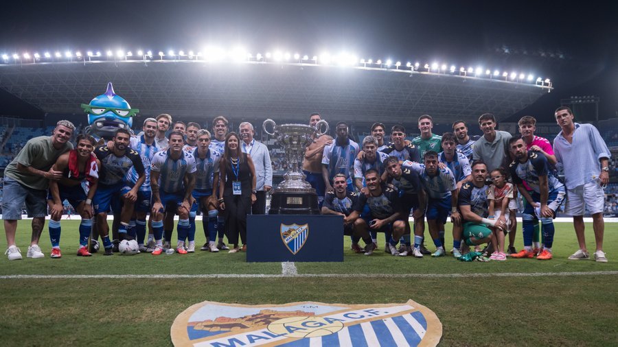 Plantilla del Málaga con el trofeo