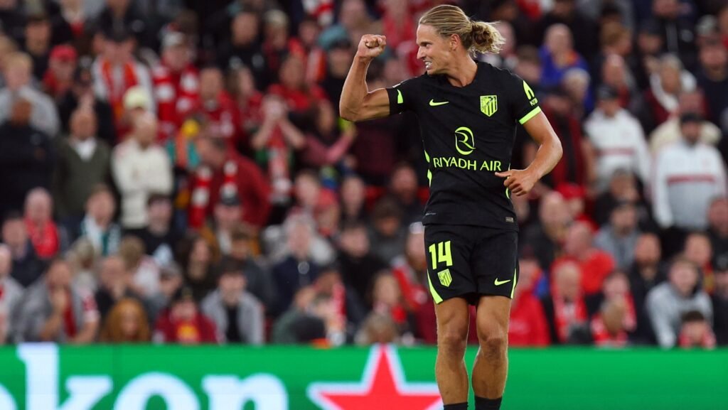 Marcos Llorente celebra el tanto en Anfield.