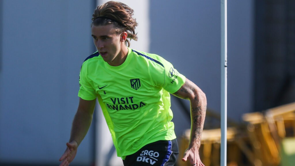 Pablo Barrios, en el entrenamiento del Atlético de Madrid.